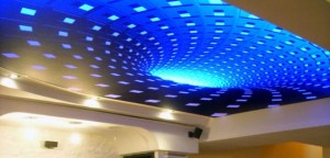 Синий потолок с эффектами в гостиной